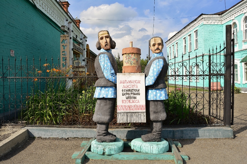 Holzfiguren in Mariinsk