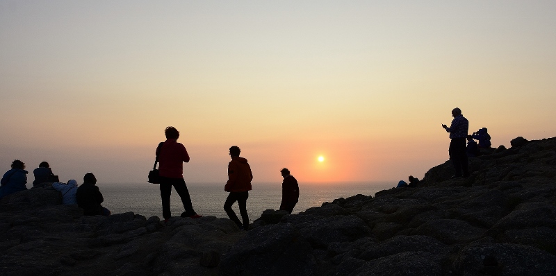 Der Sonnenuntergang am Cap Finisterre wird von vielen erwartet