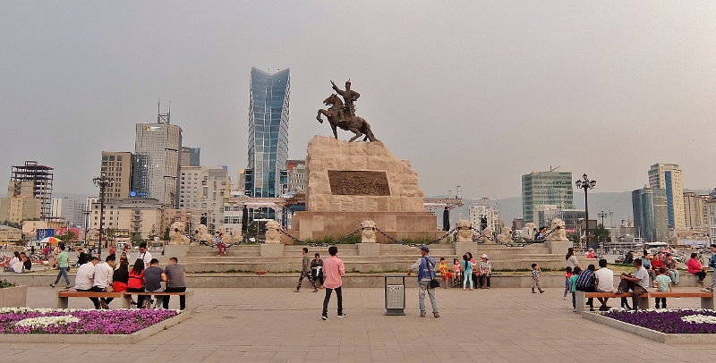Der Suchbataar-Platz mit Dschingis-Khan-Statue