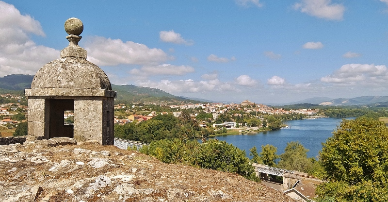 Blick vom Fort im portugiesischen Valenca auf Tui in Spanien